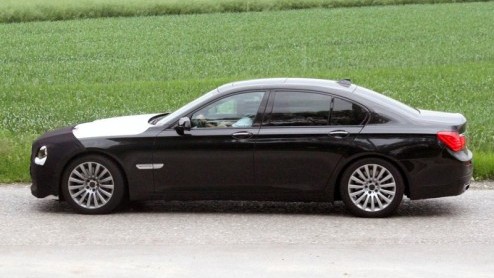 Wie zegt dat er na de M3, M5 en M6 niets meer komt? Met de X5 M en X6 M op komst is een extra opgepepte 7-serie niet eens zon slecht idee. Een gecamoufleerd prototype staat te trappelen van ongeduld.