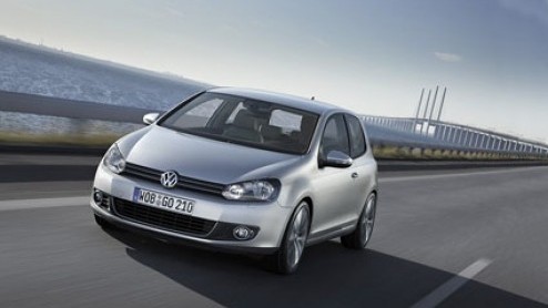 Volkswagen komt met goed nieuws. De 2.0 TDI is tot en met 31 augustus liefst 2000 euro in prijs verlaagd, en voor de liefhebbers is er een Golf Limited Edition 18T beschikbaar. Deze laatste is uitgeru