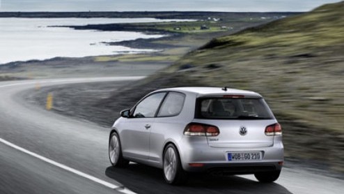 Volkswagen komt met goed nieuws. De 2.0 TDI is tot en met 31 augustus liefst 2000 euro in prijs verlaagd, en voor de liefhebbers is er een Golf Limited Edition 18T beschikbaar. Deze laatste is uitgeru