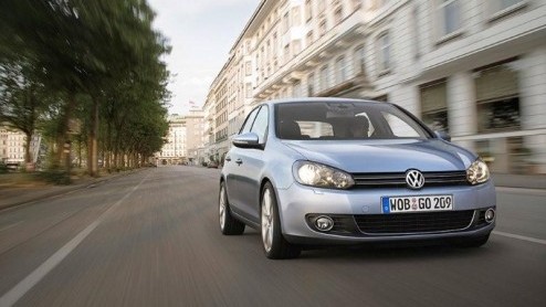 Volkswagen komt met goed nieuws. De 2.0 TDI is tot en met 31 augustus liefst 2000 euro in prijs verlaagd, en voor de liefhebbers is er een Golf Limited Edition 18T beschikbaar. Deze laatste is uitgeru