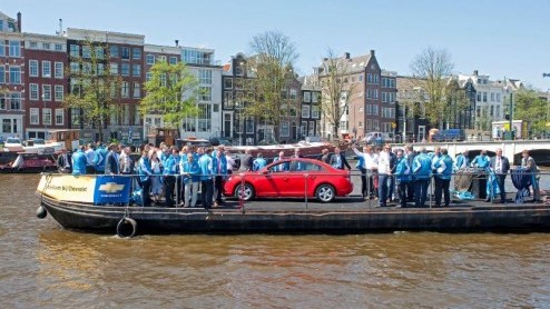 De Chevrolet Cruze heeft deze week zijn komst bijzonder kenbaar gemaakt. Deze nieuwe compacte middenklasser was namelijk onderdeel van een cruise door de Amsterdamse grachten. Het ponton door de grach
