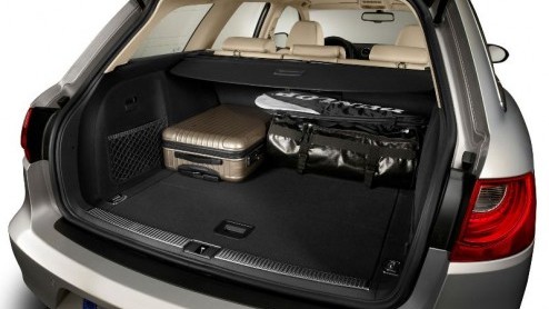 Nu de Seat Exeo sedan reeds bij de dealers staat, maakt de stationwagon-variant ST zijn opwachting. Deze wordt vanaf september leverbaar voor 25.295 euro, wat een meerprijs van 1300 euro inhoudt. Bove