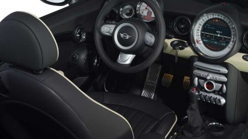 Er zijn altijd sportievelingen die een Mini Cooper S Cabrio nog niet snel en lichtvoetig vinden. Voor die veeleisende coureurs heeft AC Schnitzer een eigen interpretatie ontwikkeld. Als dit geen scheu