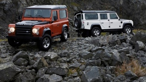 Het echte werkpaard uit de Land Rover familie wordt deze zomer in het zonnetje gezet: de Britten komen met twee niet mis te verstane limited editions op basis van de Defender: de Defender Fire en Ice.