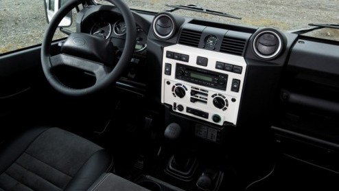 Het echte werkpaard uit de Land Rover familie wordt deze zomer in het zonnetje gezet: de Britten komen met twee niet mis te verstane limited editions op basis van de Defender: de Defender Fire en Ice.