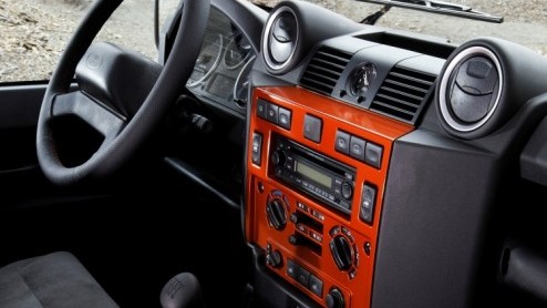 Het echte werkpaard uit de Land Rover familie wordt deze zomer in het zonnetje gezet: de Britten komen met twee niet mis te verstane limited editions op basis van de Defender: de Defender Fire en Ice.