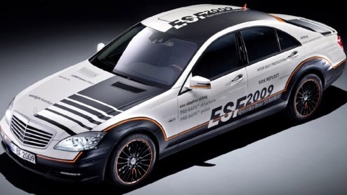 Voor Mercedes-Benz is 2009 het jaar van veiligheid. In dit jubileumjaar laat Mercedes-Benz aan de hand van het studiemodel ESF (Experimentelles Sicherheits Fahrzeug) 2009 het nodige zien van waaraan d