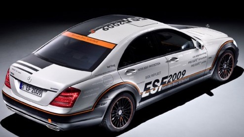 Voor Mercedes-Benz is 2009 het jaar van veiligheid. In dit jubileumjaar laat Mercedes-Benz aan de hand van het studiemodel ESF (Experimentelles Sicherheits Fahrzeug) 2009 het nodige zien van waaraan d