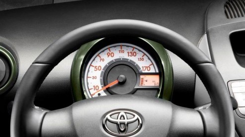 Vanaf deze maand heeft Toyota een extra luxe variant van Neerlands best verkochte auto op de markt gebracht, de Toyota Aygo Aspiration Green. Deze staat met alcantara bekleding, lichtmetaal en airco b