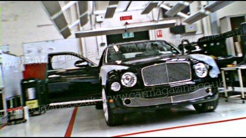 Bentley heeft een nieuw vlaggenschip op de planning staan. Deze Arnage-opvolger gaat nu nog door het leven als 'New Grand Bentley' en moet deze zomer het levenslicht zien. Bentley warmt iedereen vast