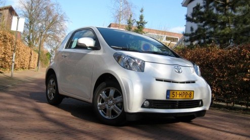 Met de Toyota iQ heeft een slimme zet gedaan in het segment van de minis. Met een lengte van drie meter en een relatief lange wielbasis biedt het kleintje plaats aan drie volwassenen. Bovendien is de