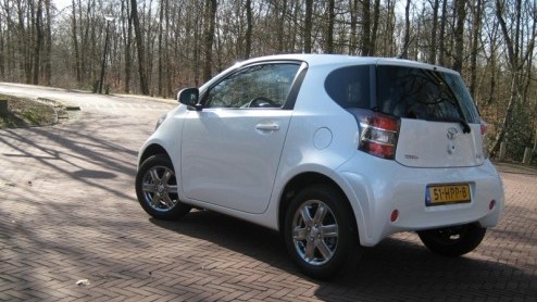 Met de Toyota iQ heeft een slimme zet gedaan in het segment van de minis. Met een lengte van drie meter en een relatief lange wielbasis biedt het kleintje plaats aan drie volwassenen. Bovendien is de