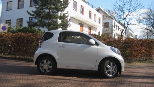 Met de Toyota iQ heeft een slimme zet gedaan in het segment van de minis. Met een lengte van drie meter en een relatief lange wielbasis biedt het kleintje plaats aan drie volwassenen. Bovendien is de