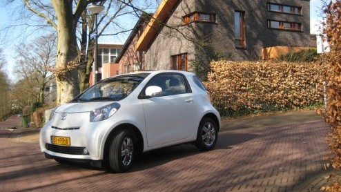 Met de Toyota iQ heeft een slimme zet gedaan in het segment van de minis. Met een lengte van drie meter en een relatief lange wielbasis biedt het kleintje plaats aan drie volwassenen. Bovendien is de