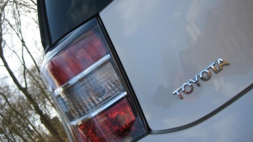Met de Toyota iQ heeft een slimme zet gedaan in het segment van de minis. Met een lengte van drie meter en een relatief lange wielbasis biedt het kleintje plaats aan drie volwassenen. Bovendien is de