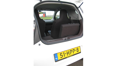 Met de Toyota iQ heeft een slimme zet gedaan in het segment van de minis. Met een lengte van drie meter en een relatief lange wielbasis biedt het kleintje plaats aan drie volwassenen. Bovendien is de
