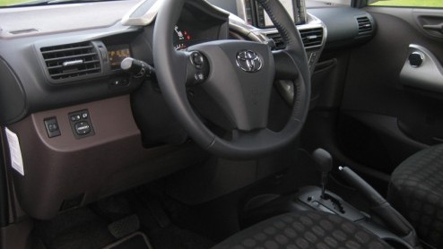 Met de Toyota iQ heeft een slimme zet gedaan in het segment van de minis. Met een lengte van drie meter en een relatief lange wielbasis biedt het kleintje plaats aan drie volwassenen. Bovendien is de
