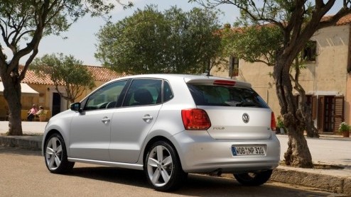 Volkswagen heeft vandaag alle prijzen van de nieuwe Polo bekendgemaakt. De nieuwe generatie staat vanaf 16 juli bij de dealer vanaf 13.290 euro, dieselen met de nieuwe 1.6 TDI kost minstens 18.590 eur