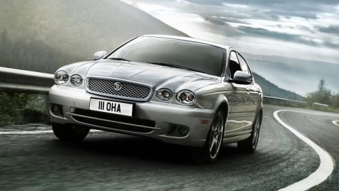 Jaguar is de X-type nog niet vergeten. Deze zeldzame zakelijke verschijning op de Nederlandse wegen wordt in de picture gezet met de 2.2D iDition. Dit actiemodel combineert extra opties tegen een aan
