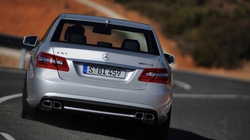 Hoera! Wie 145.901 euro te besteden heeft kan dit vol trots bij de Mercedes-dealer uitgeven. De nieuwe Mercedes-Benz E 63 AMG is namelijk met onmiddellijke ingang te bestellen. Voor dat geld krijg je