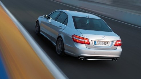 Hoera! Wie 145.901 euro te besteden heeft kan dit vol trots bij de Mercedes-dealer uitgeven. De nieuwe Mercedes-Benz E 63 AMG is namelijk met onmiddellijke ingang te bestellen. Voor dat geld krijg je