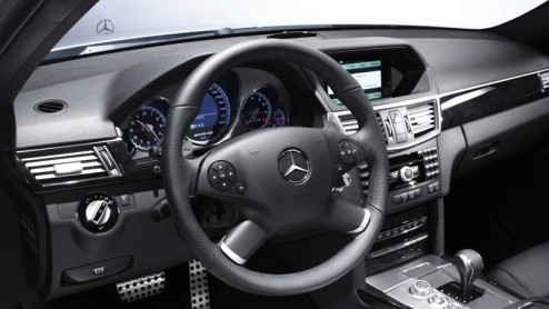 Hoera! Wie 145.901 euro te besteden heeft kan dit vol trots bij de Mercedes-dealer uitgeven. De nieuwe Mercedes-Benz E 63 AMG is namelijk met onmiddellijke ingang te bestellen. Voor dat geld krijg je