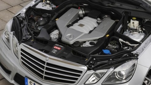 Hoera! Wie 145.901 euro te besteden heeft kan dit vol trots bij de Mercedes-dealer uitgeven. De nieuwe Mercedes-Benz E 63 AMG is namelijk met onmiddellijke ingang te bestellen. Voor dat geld krijg je