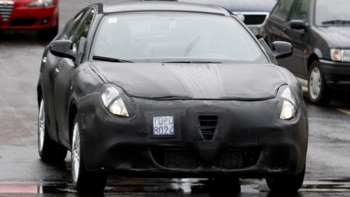 Het is lange tijd stil geweest rond de opvolger van de Alfa 147, die Milano  zal gaan heten. De laatste uren voor de huidige generatie zijn wel geteld, dus doet het ons goed dat de Milano weer 'onop