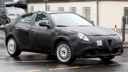 Het is lange tijd stil geweest rond de opvolger van de Alfa 147, die Milano  zal gaan heten. De laatste uren voor de huidige generatie zijn wel geteld, dus doet het ons goed dat de Milano weer 'onop