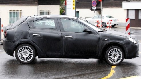 Het is lange tijd stil geweest rond de opvolger van de Alfa 147, die Milano  zal gaan heten. De laatste uren voor de huidige generatie zijn wel geteld, dus doet het ons goed dat de Milano weer 'onop