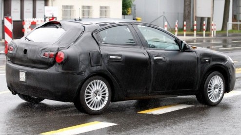 Het is lange tijd stil geweest rond de opvolger van de Alfa 147, die Milano  zal gaan heten. De laatste uren voor de huidige generatie zijn wel geteld, dus doet het ons goed dat de Milano weer 'onop