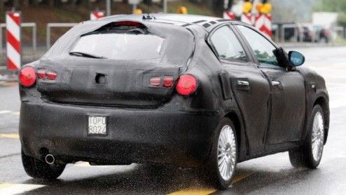 Het is lange tijd stil geweest rond de opvolger van de Alfa 147, die Milano  zal gaan heten. De laatste uren voor de huidige generatie zijn wel geteld, dus doet het ons goed dat de Milano weer 'onop