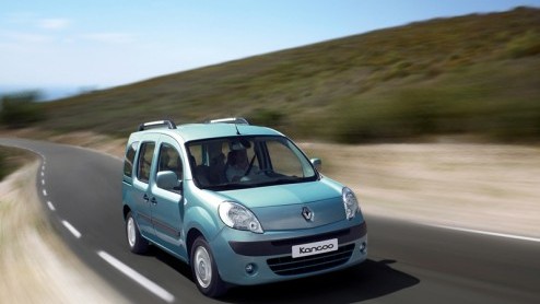 Aardgas komt opnieuw in het nieuws. Nu heeft Renault deze schonere brandstof omarmd, en wel in de Kangoo Family en Express. De inbouw van de aardgasinstallatie bezorgt het duo een groen B-label en een