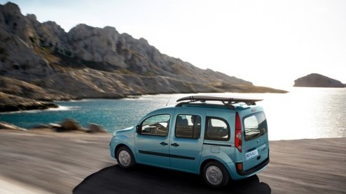 Aardgas komt opnieuw in het nieuws. Nu heeft Renault deze schonere brandstof omarmd, en wel in de Kangoo Family en Express. De inbouw van de aardgasinstallatie bezorgt het duo een groen B-label en een