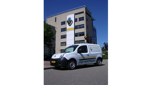 Aardgas komt opnieuw in het nieuws. Nu heeft Renault deze schonere brandstof omarmd, en wel in de Kangoo Family en Express. De inbouw van de aardgasinstallatie bezorgt het duo een groen B-label en een