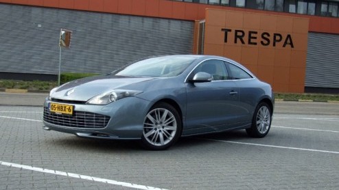 Wat krijgen we nou? Heb jij een Aston Martin voor de deur staan, vraagt een vriend die me s avonds na een potje tennissen thuis brengt. Nee, antwoord ik, het is een Renault. Een Renault? Jawel, e