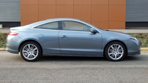 Wat krijgen we nou? Heb jij een Aston Martin voor de deur staan, vraagt een vriend die me s avonds na een potje tennissen thuis brengt. Nee, antwoord ik, het is een Renault. Een Renault? Jawel, e