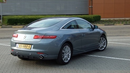 Wat krijgen we nou? Heb jij een Aston Martin voor de deur staan, vraagt een vriend die me s avonds na een potje tennissen thuis brengt. Nee, antwoord ik, het is een Renault. Een Renault? Jawel, e