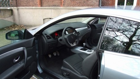 Wat krijgen we nou? Heb jij een Aston Martin voor de deur staan, vraagt een vriend die me s avonds na een potje tennissen thuis brengt. Nee, antwoord ik, het is een Renault. Een Renault? Jawel, e