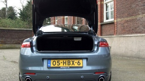 Wat krijgen we nou? Heb jij een Aston Martin voor de deur staan, vraagt een vriend die me s avonds na een potje tennissen thuis brengt. Nee, antwoord ik, het is een Renault. Een Renault? Jawel, e