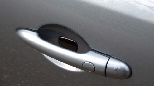 Wat krijgen we nou? Heb jij een Aston Martin voor de deur staan, vraagt een vriend die me s avonds na een potje tennissen thuis brengt. Nee, antwoord ik, het is een Renault. Een Renault? Jawel, e