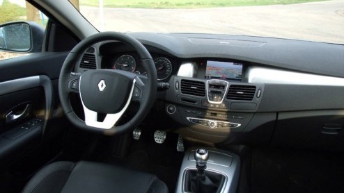 Wat krijgen we nou? Heb jij een Aston Martin voor de deur staan, vraagt een vriend die me s avonds na een potje tennissen thuis brengt. Nee, antwoord ik, het is een Renault. Een Renault? Jawel, e