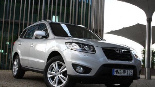 Goed kijken, dit is de vernieuwde Hyundai Santa Fe. De populaire SUV werd in thuisland Korea alvast voorgesteld, maar echt groot zijn de uiterlijke wijzigingen niet. Onder de kap verandert er meer, he