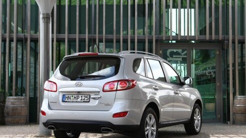 Goed kijken, dit is de vernieuwde Hyundai Santa Fe. De populaire SUV werd in thuisland Korea alvast voorgesteld, maar echt groot zijn de uiterlijke wijzigingen niet. Onder de kap verandert er meer, he