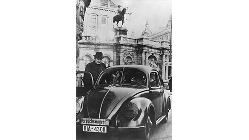 De Volkswagen Kever, wie kent m niet? Het Porsche Museum staat stil bij de 75e verjaardag van deze wereldauto, waarvan er ruim 21 miljoen zijn geproduceerd. Op 22 juni opent het museum een speciale