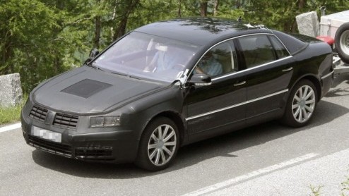 Het vlaggenschip van Volkswagen, de Phaeton, krijgt meer glans. Onze spionagefotograaf signaleerde een ingepakt exemplaar met aanhanger, op weg naar de onthulling van zijn facelift. In september gaat 