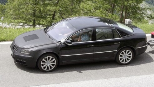 Het vlaggenschip van Volkswagen, de Phaeton, krijgt meer glans. Onze spionagefotograaf signaleerde een ingepakt exemplaar met aanhanger, op weg naar de onthulling van zijn facelift. In september gaat 