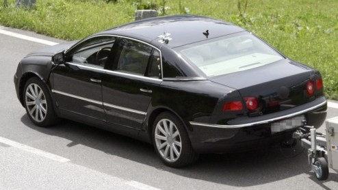 Het vlaggenschip van Volkswagen, de Phaeton, krijgt meer glans. Onze spionagefotograaf signaleerde een ingepakt exemplaar met aanhanger, op weg naar de onthulling van zijn facelift. In september gaat 