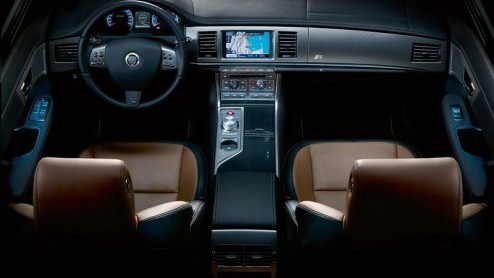 De nieuwe uitvoeringen van de Jaguar XF en XK staan bij de dealer. De Britten hebben namelijk een 3.0D en een supercharged 5.0 V8 aan het motorpalet toegevoegd. Met ingang van modeljaar 2010 doet ook  De nieuwe uitvoeringen van de Jaguar XF en XK staan bij de dealer. De Britten hebben namelijk een 3.0D en een supercharged 5.0 V8 aan het motorpalet toegevoegd. Met ingang van modeljaar 2010 doet ook