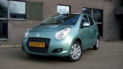 In het sfeervolle Rome maakten we kennis met de nieuwe Suzuki Alto automaat. Nu de rentree van deze stads-Japanner in ons land is gemaakt nemen we een handgeschakeld exemplaar mee voor een gevarieerde